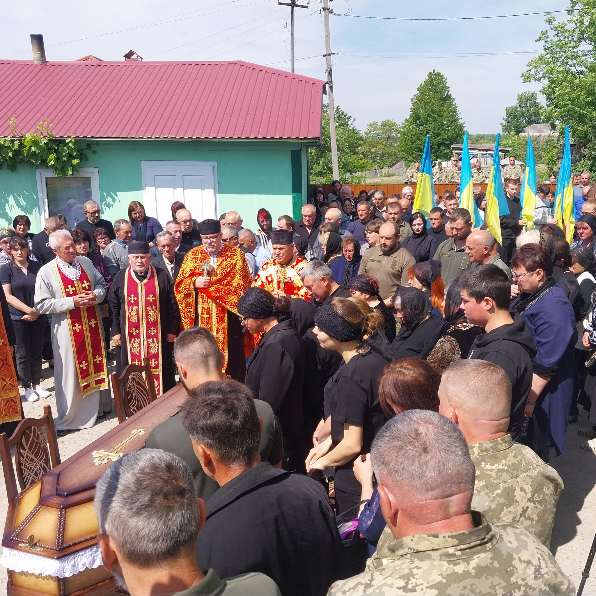 Новини Тернополя - фото з На Борщівщині попрощались із захисником Василем Саманчуком На зображенні може бути: 6 людей