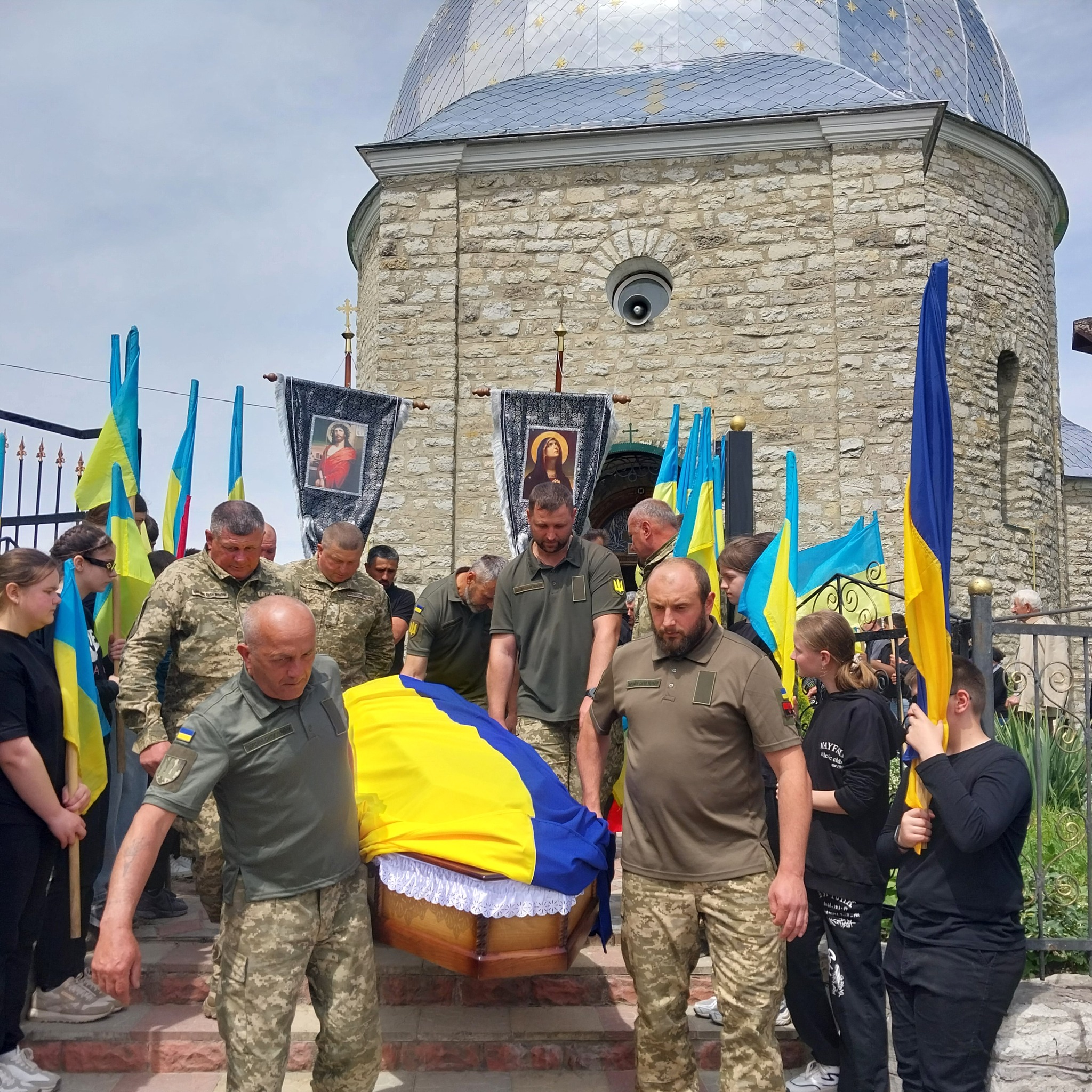 Новини Тернополя - фото з На Борщівщині попрощались із захисником Василем Саманчуком На зображенні може бути: 9 людей