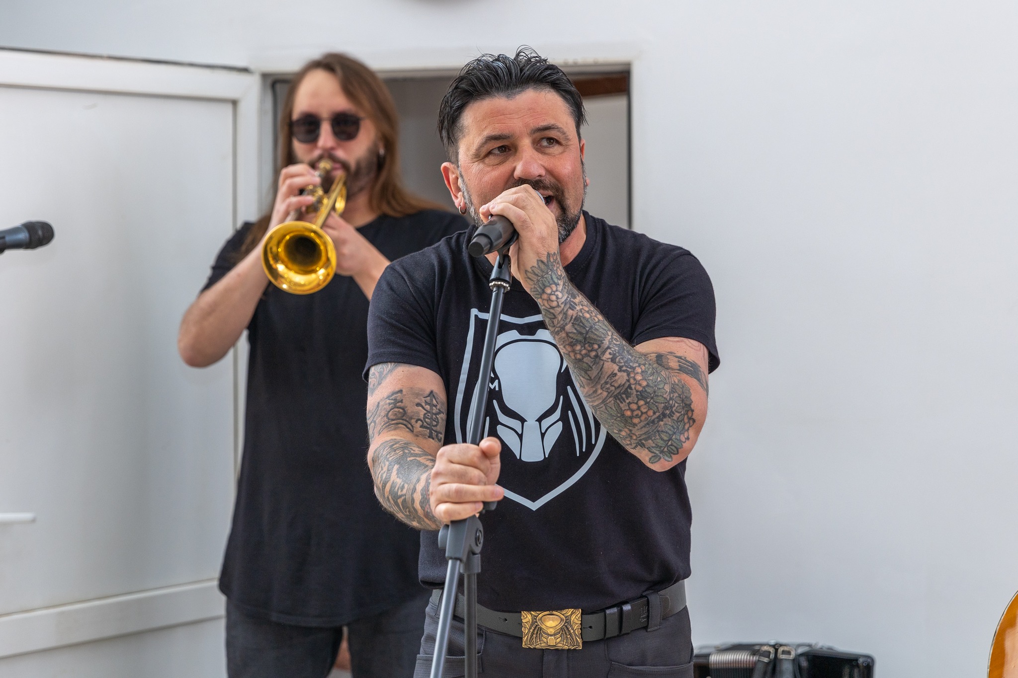 На зображенні може бути: 2 людини, труба, гітара, латунь та саксофон
