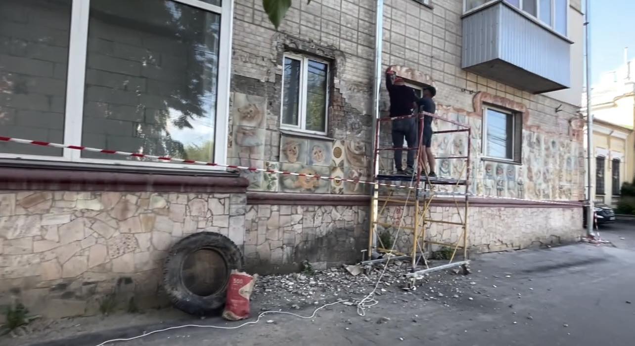 Новини Вінниці - фото з На місці колишнього лялькового театру роблять ремонт. Що тут буде і куди поділи декоративне панно?
