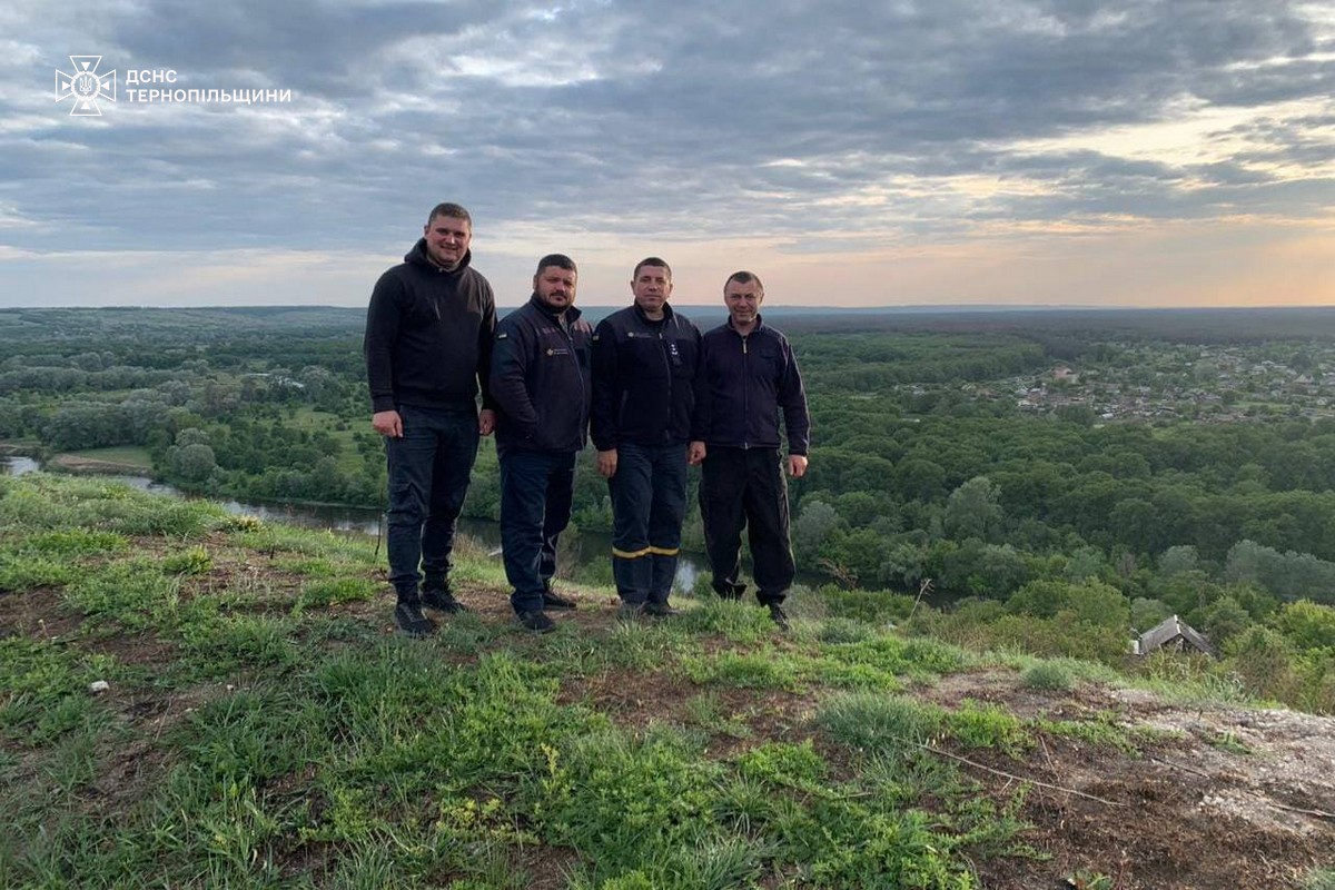 На зображенні може бути: 4 людини