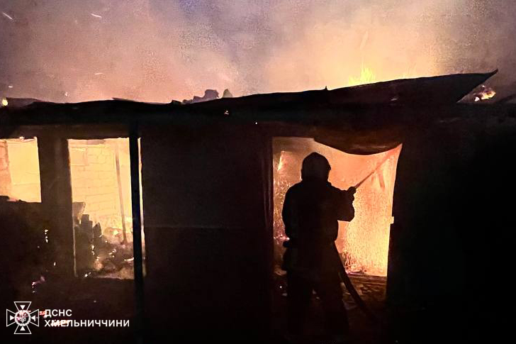 Новини Хмельницького - фото з У Хмельницькому районі горів житловий будинок Возможно, это изображение 1 человек, огонь и текст
