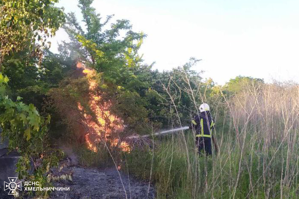 Новини Хмельницького - фото з У Хмельницькому районі горів житловий будинок На зображенні може бути: 1 особа, вогонь та текст