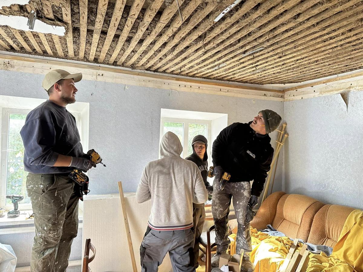 Новини Тернополя - фото з У Підволочиську волонтери зібрали 1,5 мільйона гривень, за які закупили для фронту 100 дронів-камікадзе