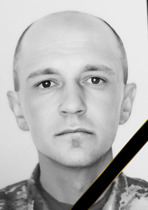 Новини Тернополя - фото з Довго вважали безвісти зниклим: у Чорткові прощатимуться із загиблим гранатометником Віталієм Пукалом Можливо, це чорно-біле зображення 1 людини