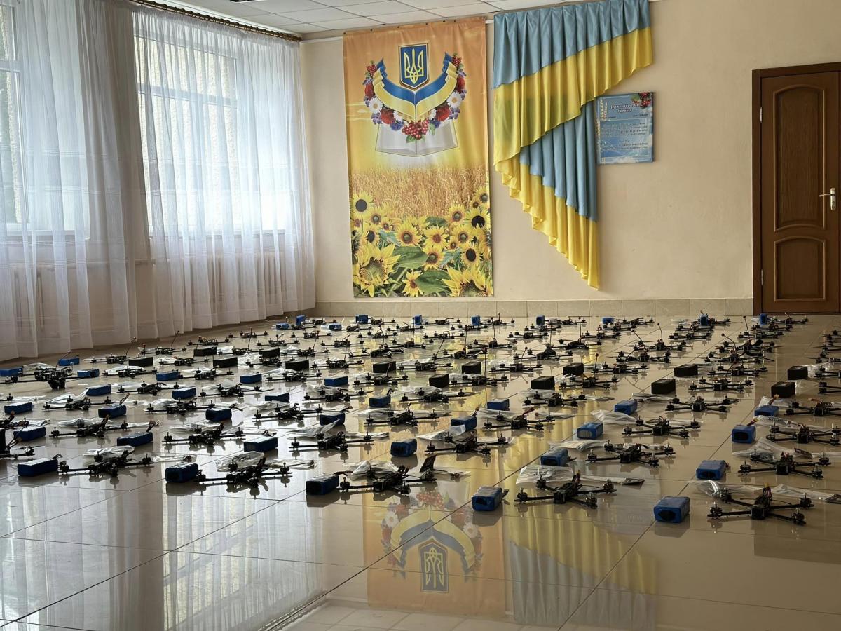 Новини Тернополя - фото з У Підволочиську волонтери зібрали 1,5 мільйона гривень, за які закупили для фронту 100 дронів-камікадзе