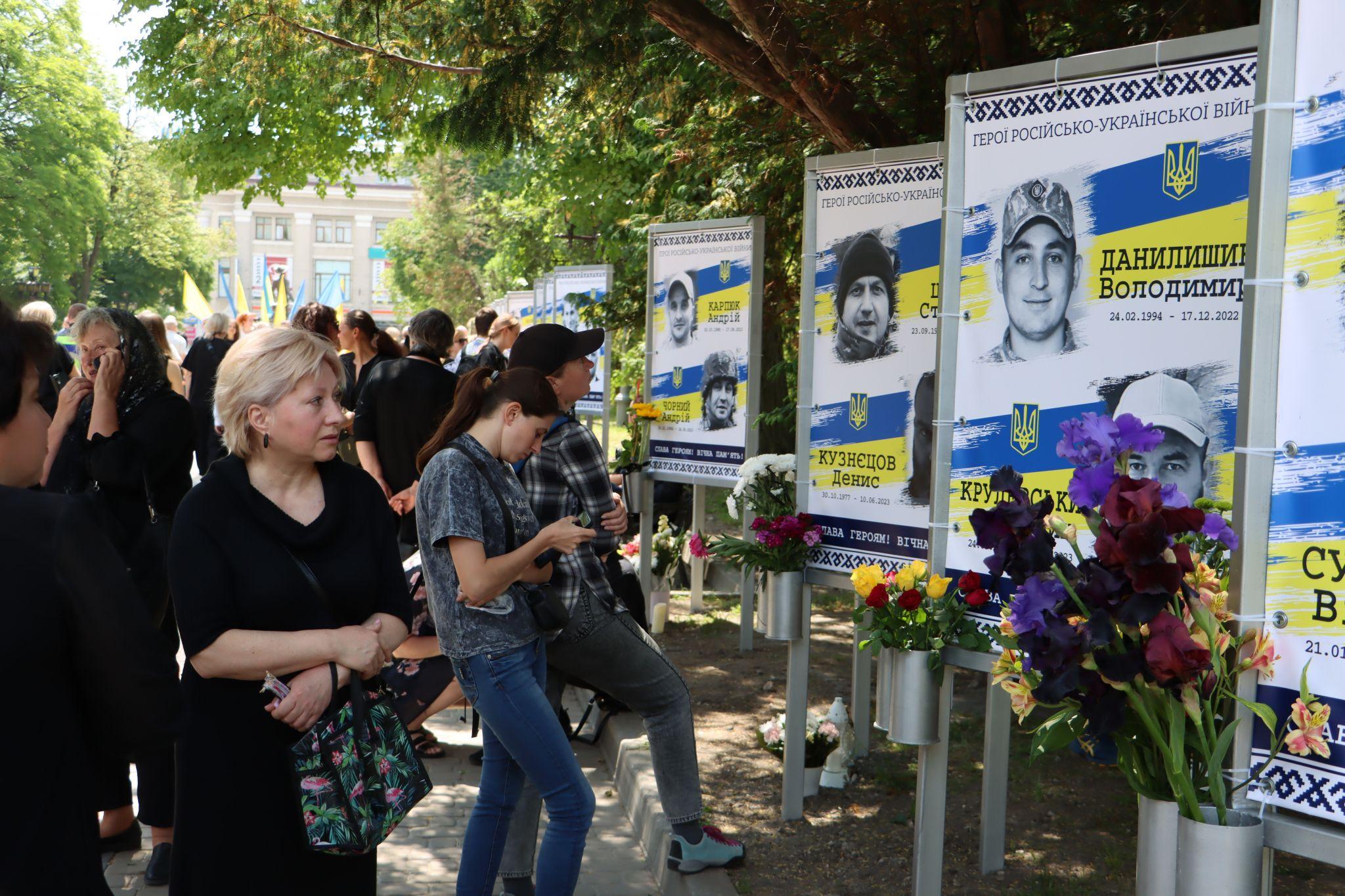 Новини Тернополя - фото з На бульварі Тараса Шевченка відкрили алею пам’яті про загиблих Героїв
