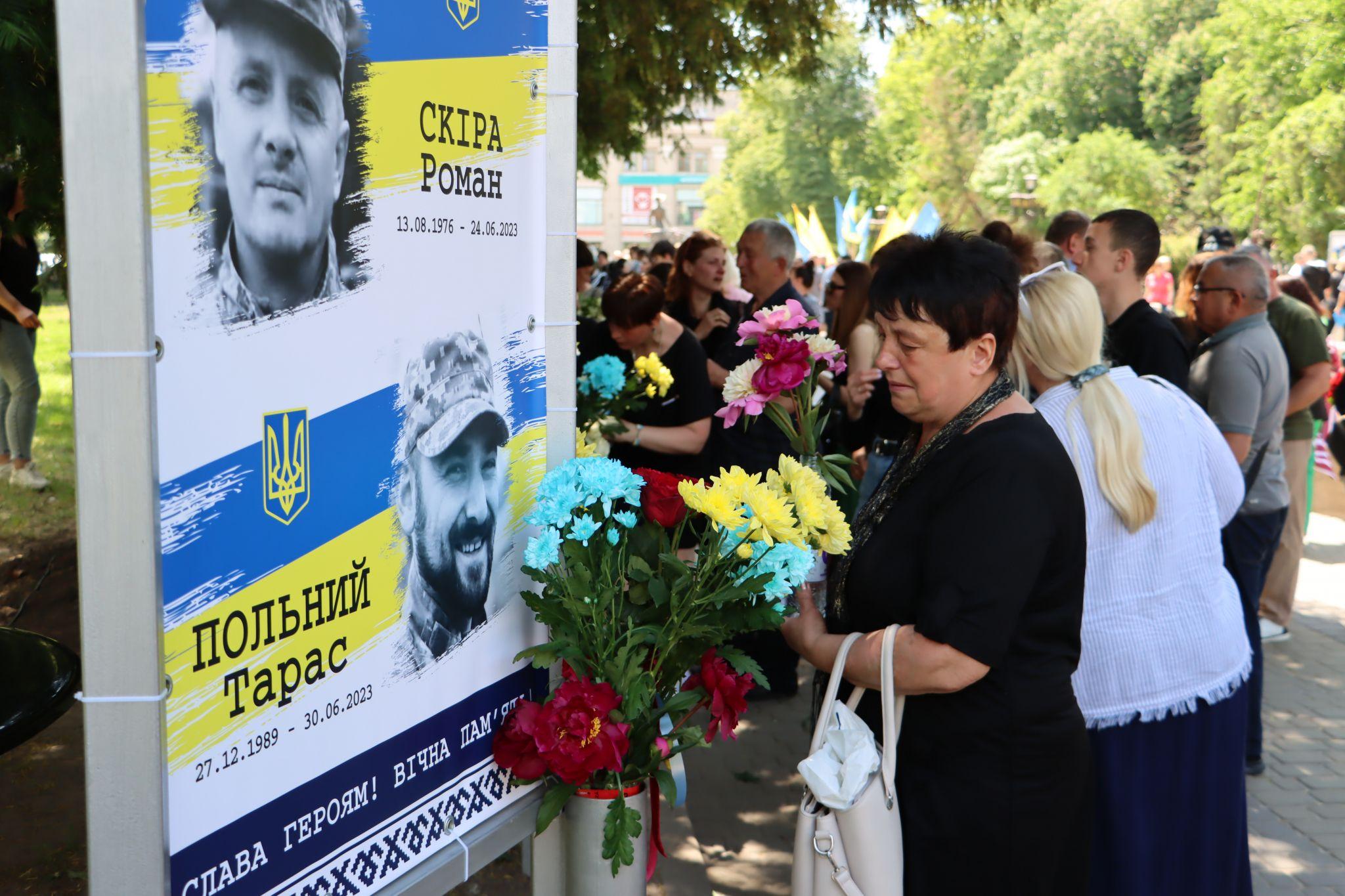 Новини Тернополя - фото з На бульварі Тараса Шевченка відкрили алею пам’яті про загиблих Героїв