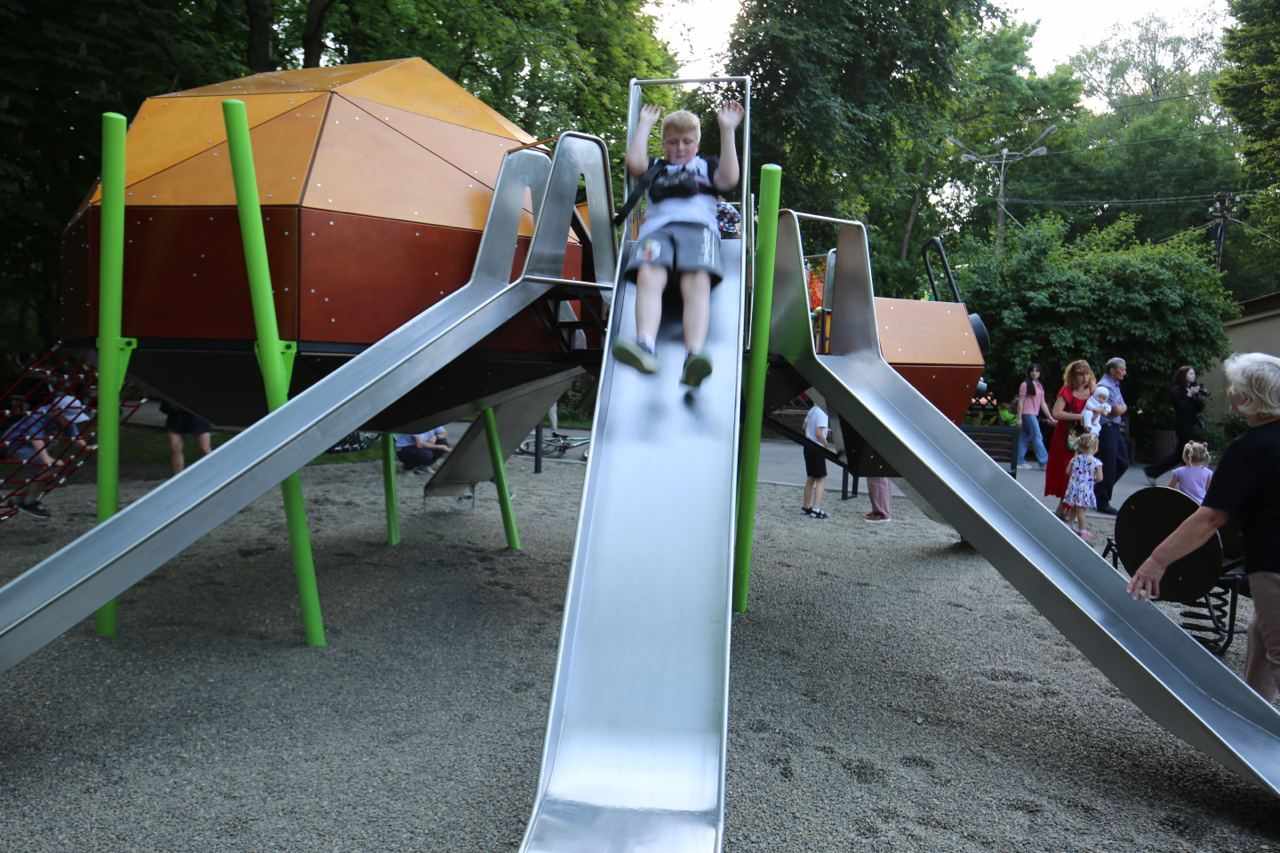 Новини Хмельницького - фото з У Хмельницькому відкрили дитячий майданчик за ескізом загиблого Андрія Черніцького