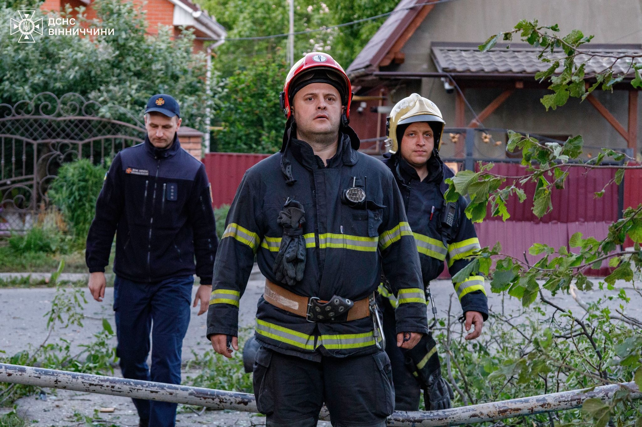 Новини Вінниці - фото з Пошкоджені будинки, авто і є постраждалі: уламки «шахеда» впали у Жмеринці