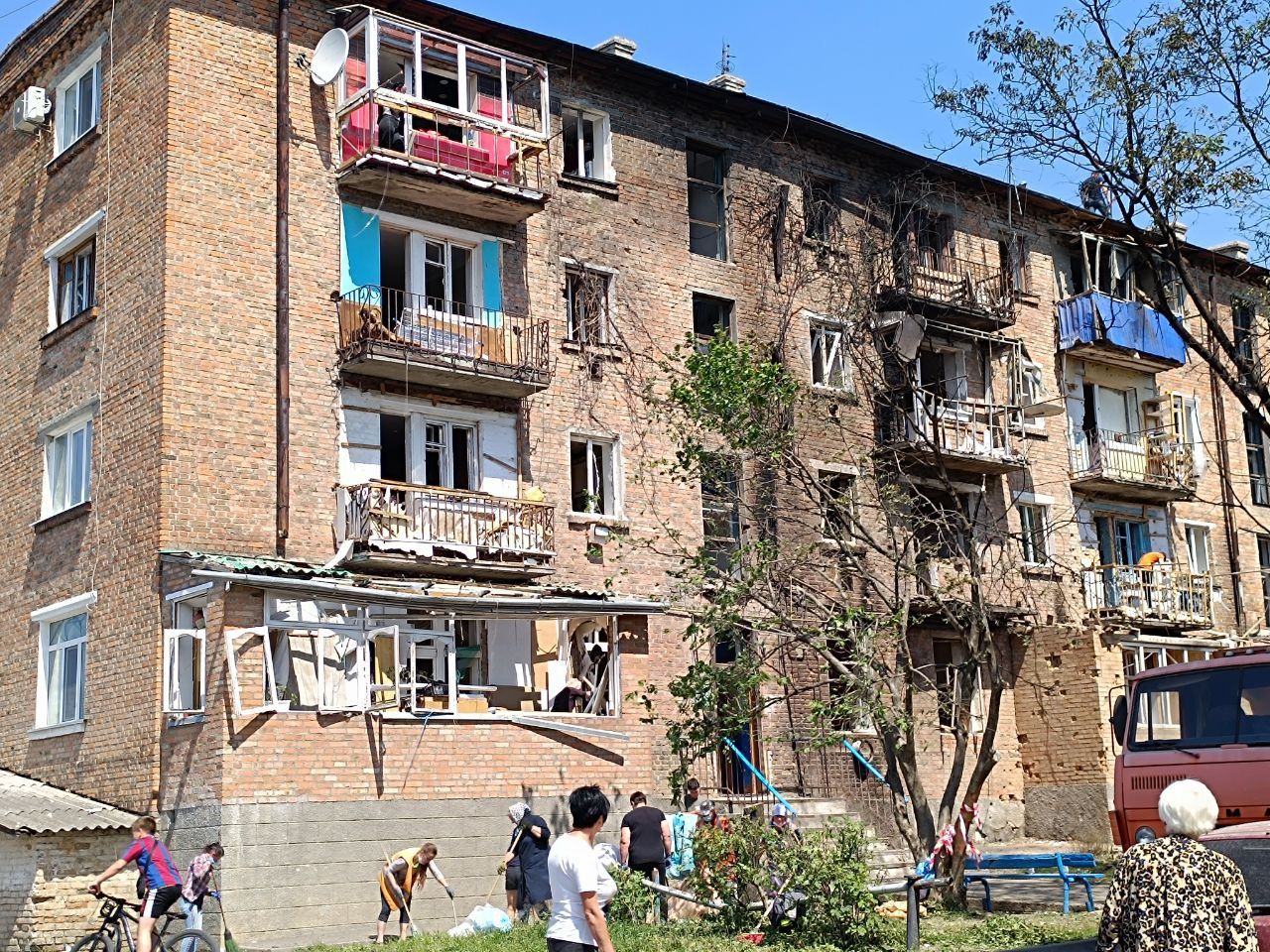 Новини Вінниці - фото з «Нас врятувало дерево»: дізналися у свідків подробиці влучання у житловий будинок у Жмеринці