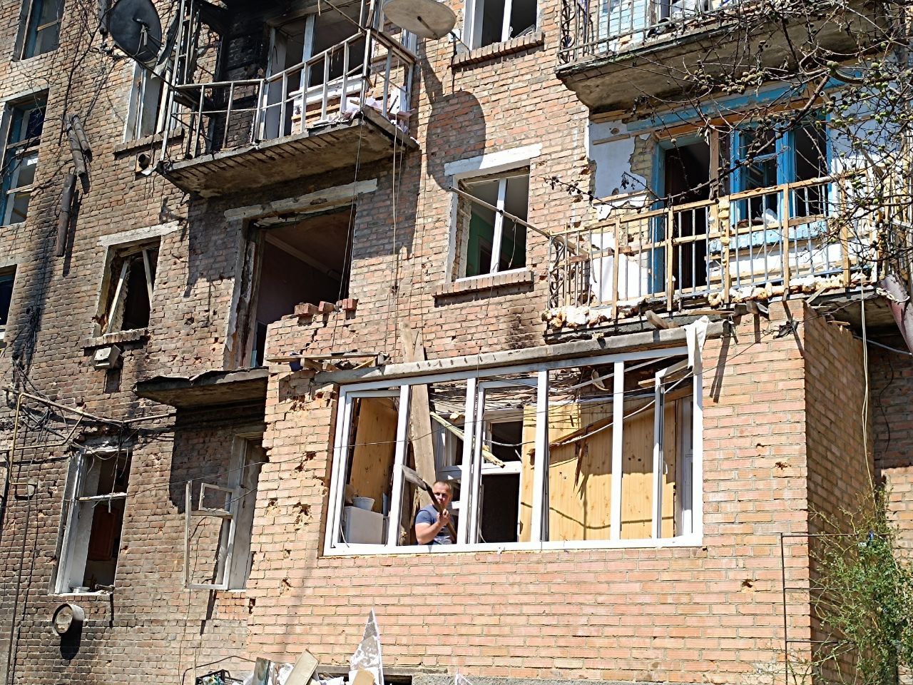 Новини Вінниці - фото з «Нас врятувало дерево»: дізналися у свідків подробиці влучання у житловий будинок у Жмеринці