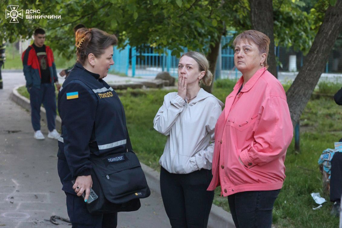 Новини Вінниці - фото з Пошкоджені будинки, авто і є постраждалі: уламки «шахеда» впали у Жмеринці