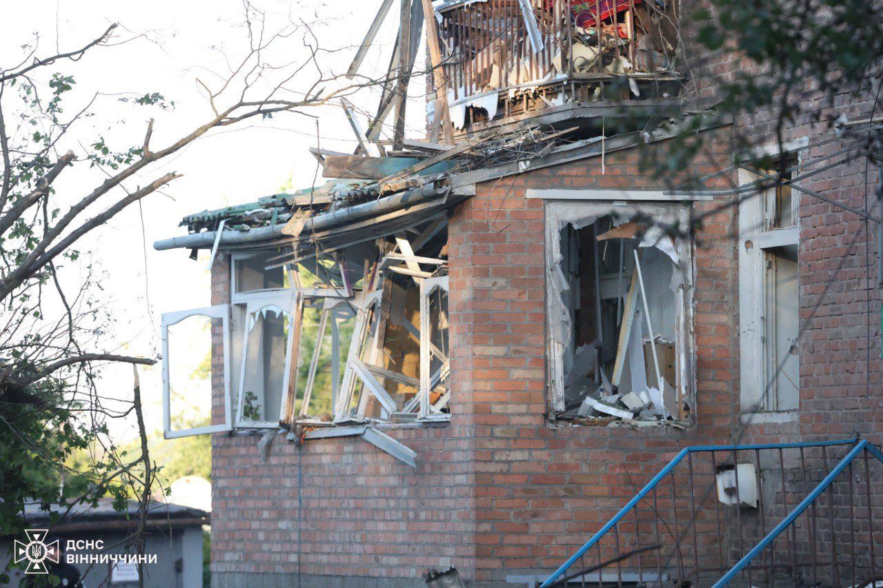 Новини Вінниці - фото з Пошкоджені будинки, авто і є постраждалі: уламки «шахеда» впали у Жмеринці