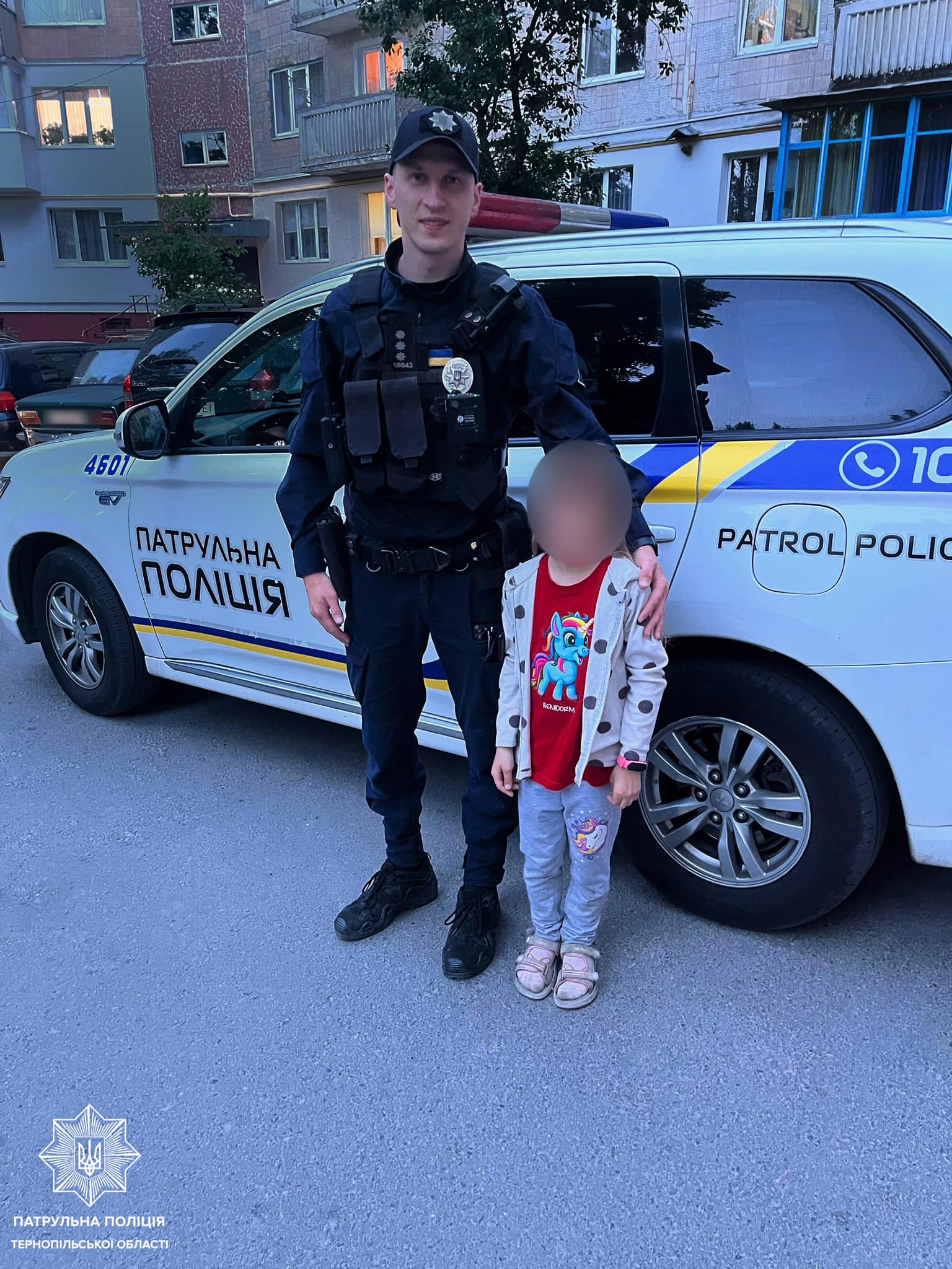 На зображенні може бути: 1 особа, дитина та текст