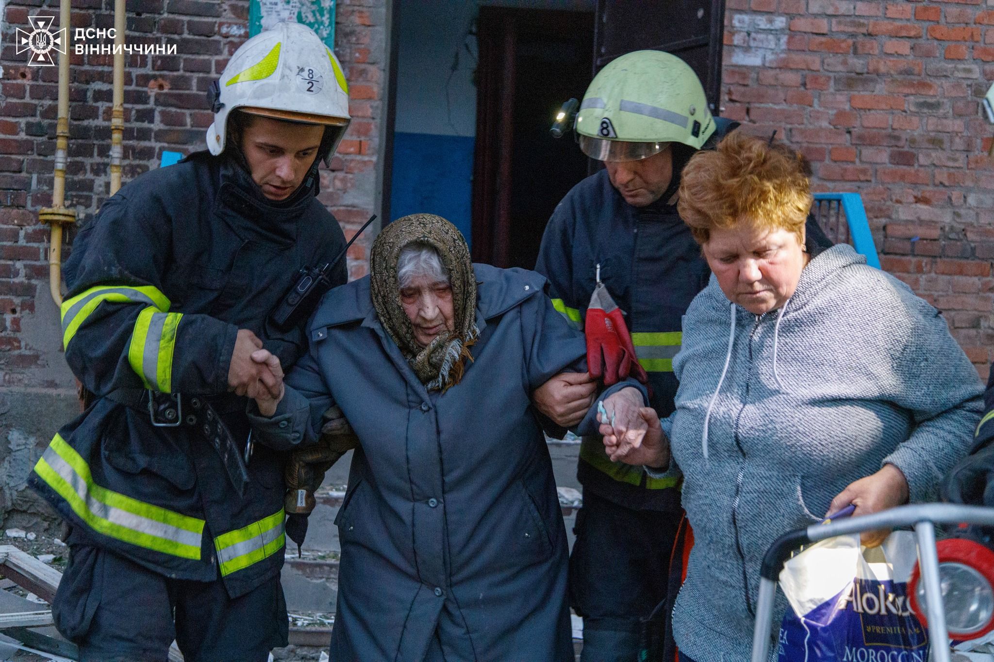 Новини Вінниці - фото з Пошкоджені будинки, авто і є постраждалі: уламки «шахеда» впали у Жмеринці