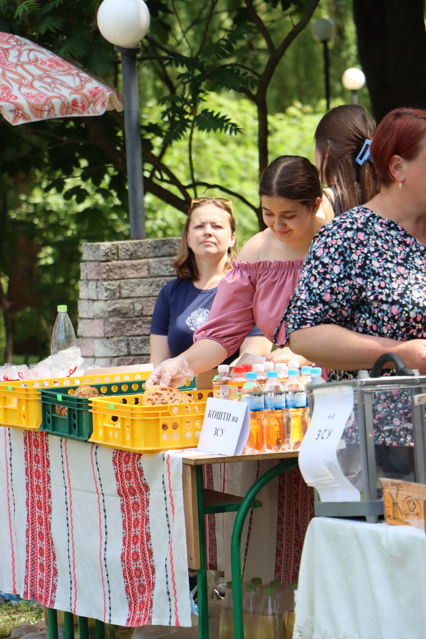На зображенні може бути: 3 людини та текст