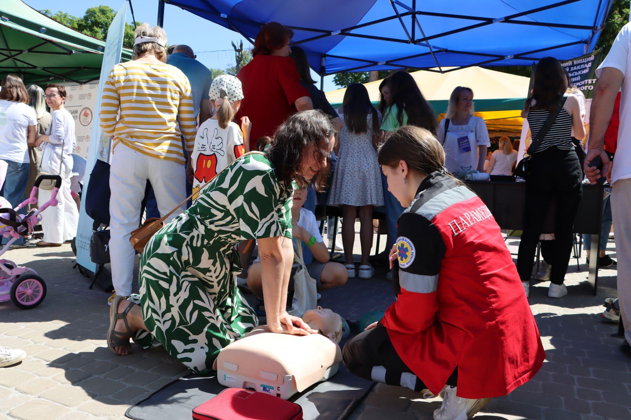 Новини Тернополя - фото з Досліди, експерименти та майстер-класи: на Театральному майдані організували наукові пікніки