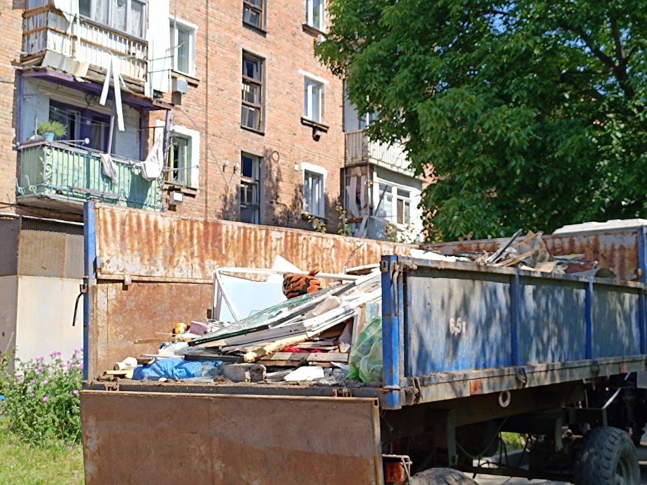 Новини Вінниці - фото з «Нас врятувало дерево»: дізналися у свідків подробиці влучання у житловий будинок у Жмеринці