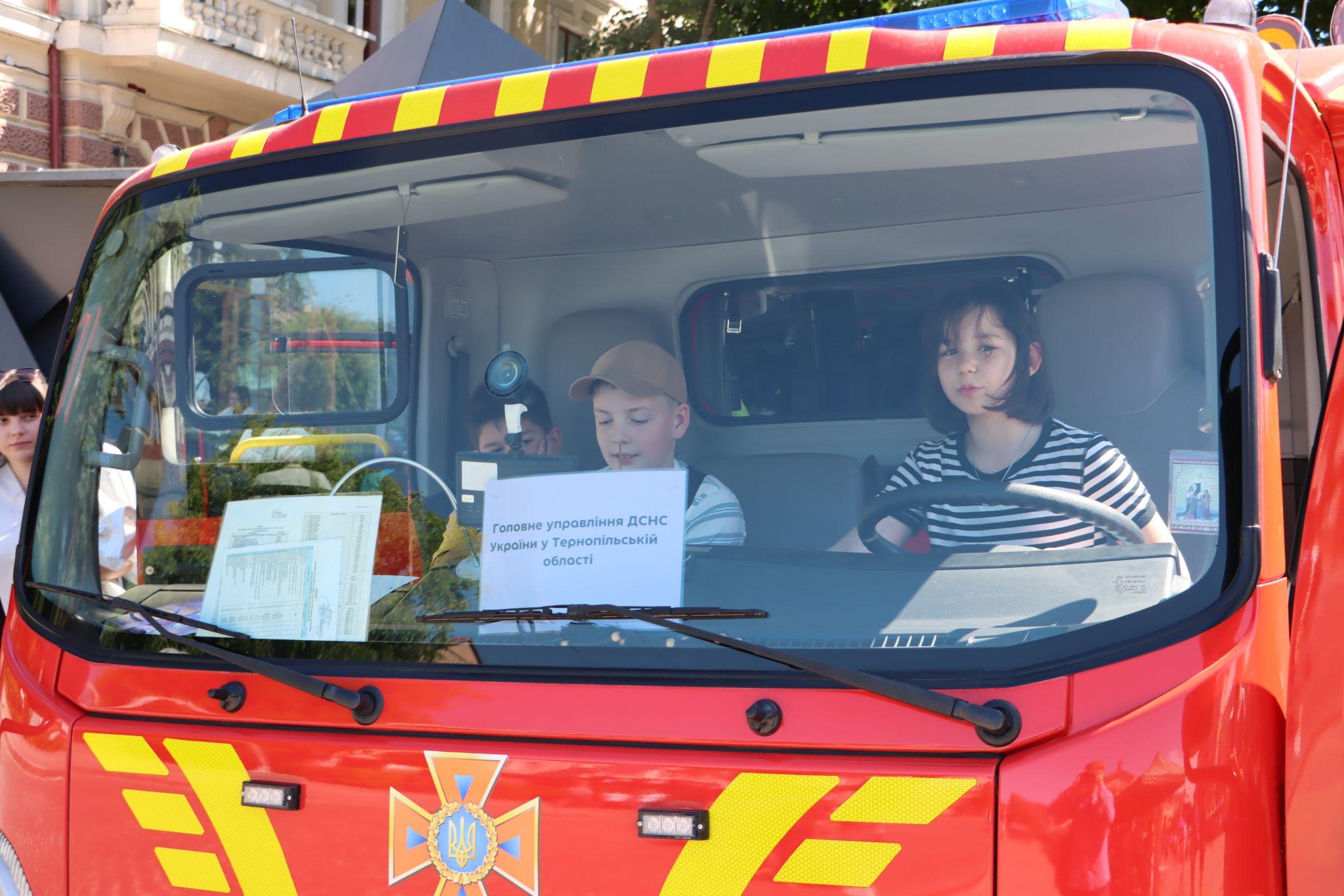 Новини Тернополя - фото з Досліди, експерименти та майстер-класи: на Театральному майдані організували наукові пікніки