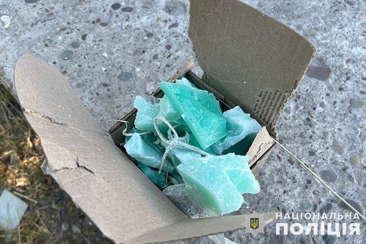 Новини Тернополя - фото з У Бучачі зловили чоловіка з наркотиками, які той отримав поштою у восковій свічці у двох жителів тернопільщини поліцейські вилучили наркотичні речовини