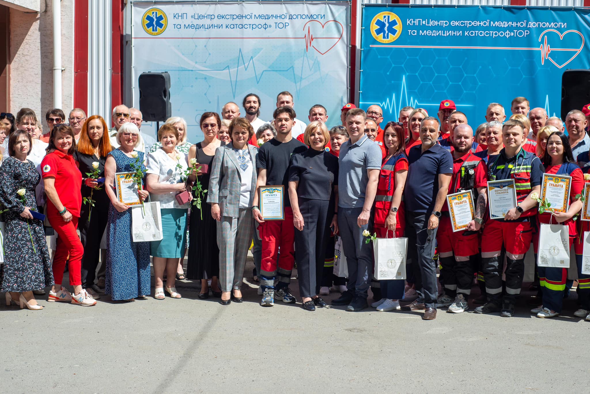 Новини Тернополя - фото з Дякуємо тим, хто рятує життя: у Тернополі нагородили медиків швидкої допомоги На зображенні може бути: 10 людей та текст