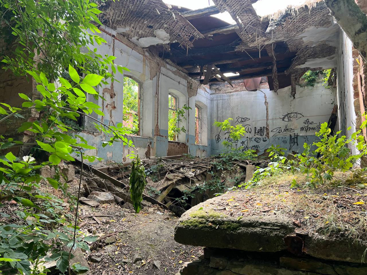 Новини Вінниці - фото з Сором на вулиці Соборній: як виглядає напівзруйнована будівля «Вінницяфармація» та що всередині