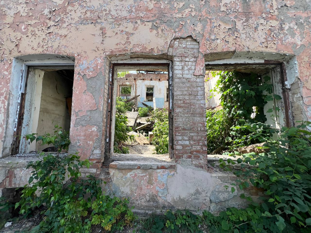 Новини Вінниці - фото з Сором на вулиці Соборній: як виглядає напівзруйнована будівля «Вінницяфармація» та що всередині