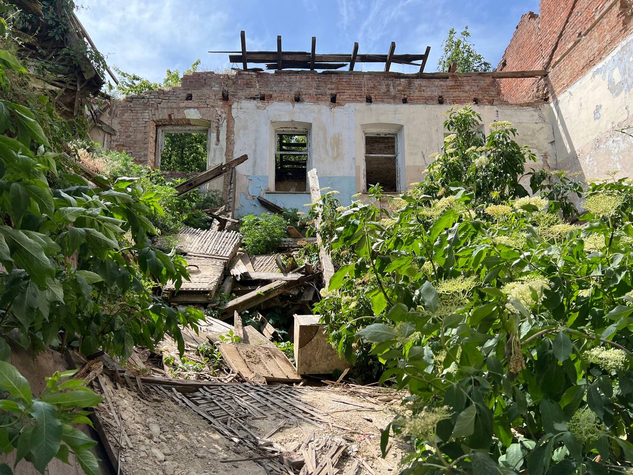 Новини Вінниці - фото з Сором на вулиці Соборній: як виглядає напівзруйнована будівля «Вінницяфармація» та що всередині