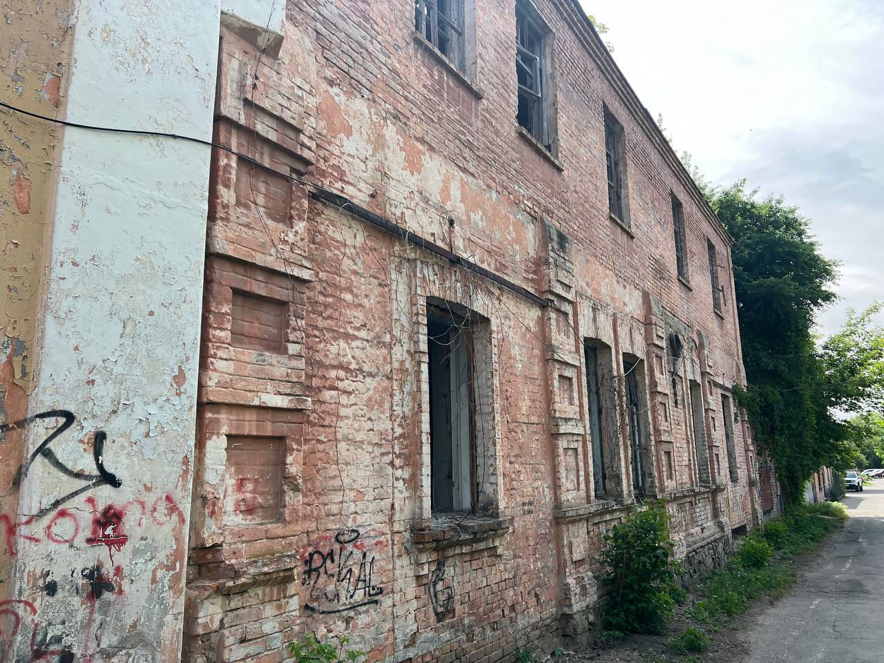 Новини Вінниці - фото з Сором на вулиці Соборній: як виглядає напівзруйнована будівля «Вінницяфармація» та що всередині