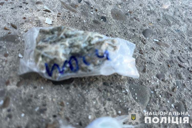 Новини Тернополя - фото з У Бучачі зловили чоловіка з наркотиками, які той отримав поштою у восковій свічці у двох жителів тернопільщини поліцейські вилучили наркотичні речовини