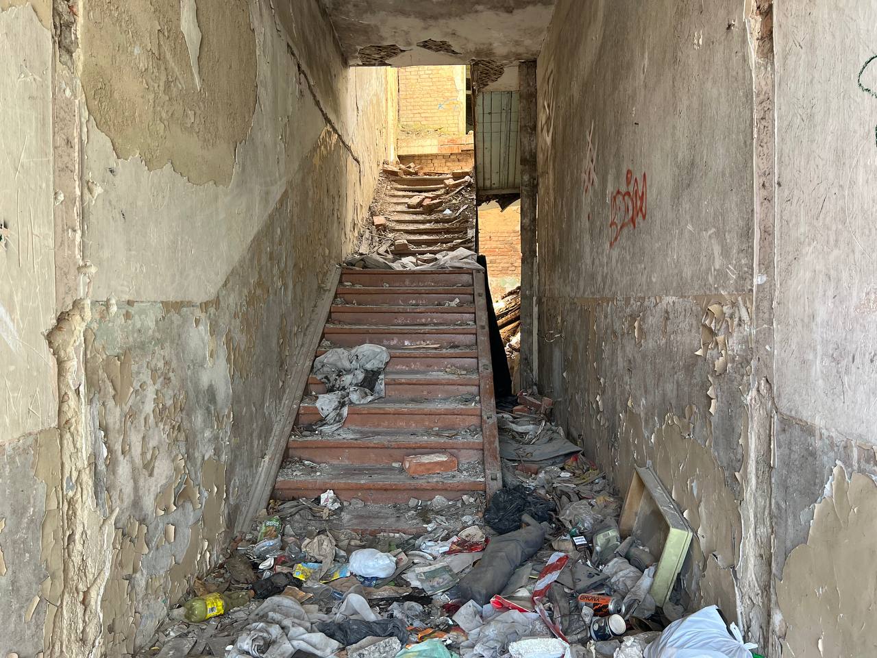 Новини Вінниці - фото з Сором на вулиці Соборній: як виглядає напівзруйнована будівля «Вінницяфармація» та що всередині