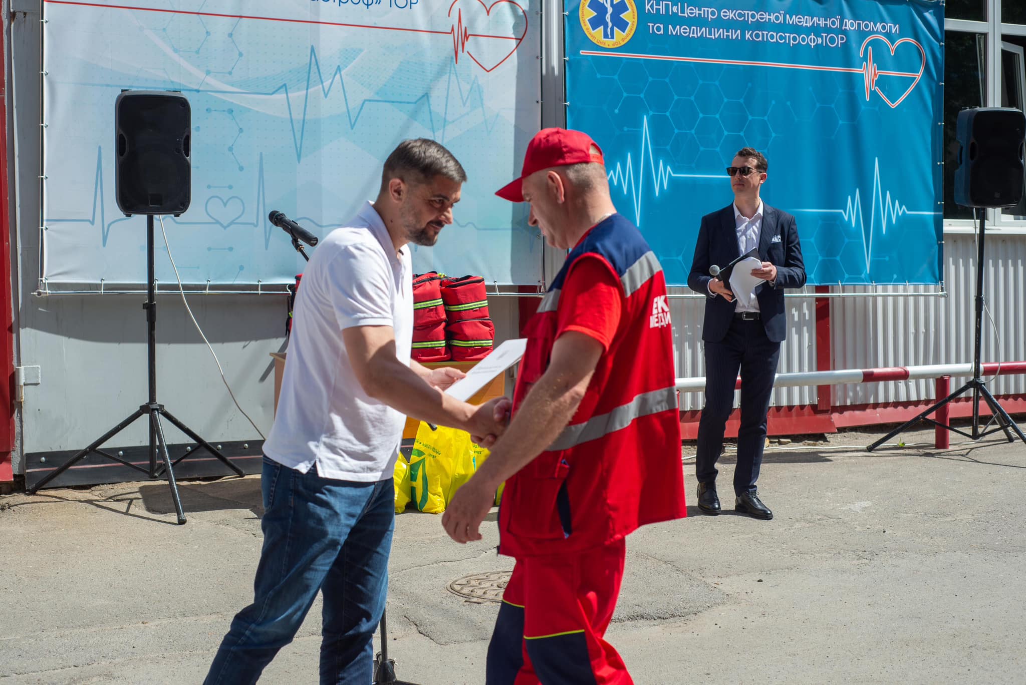 Новини Тернополя - фото з Дякуємо тим, хто рятує життя: у Тернополі нагородили медиків швидкої допомоги На зображенні може бути: 3 людини та текст