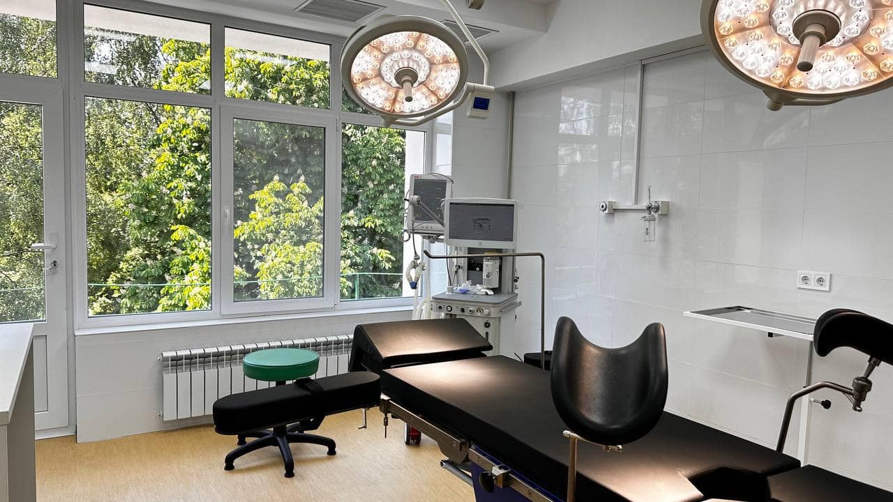 На зображенні може бути: всередині приміщення та лікарня