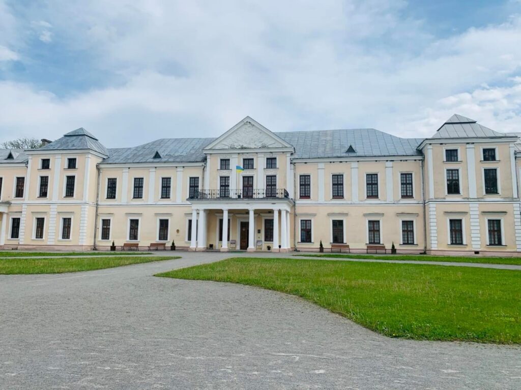 Новини Тернополя - фото з Вишнівецький замок на Тернопільщині знову став власністю держави: суди тривали два роки