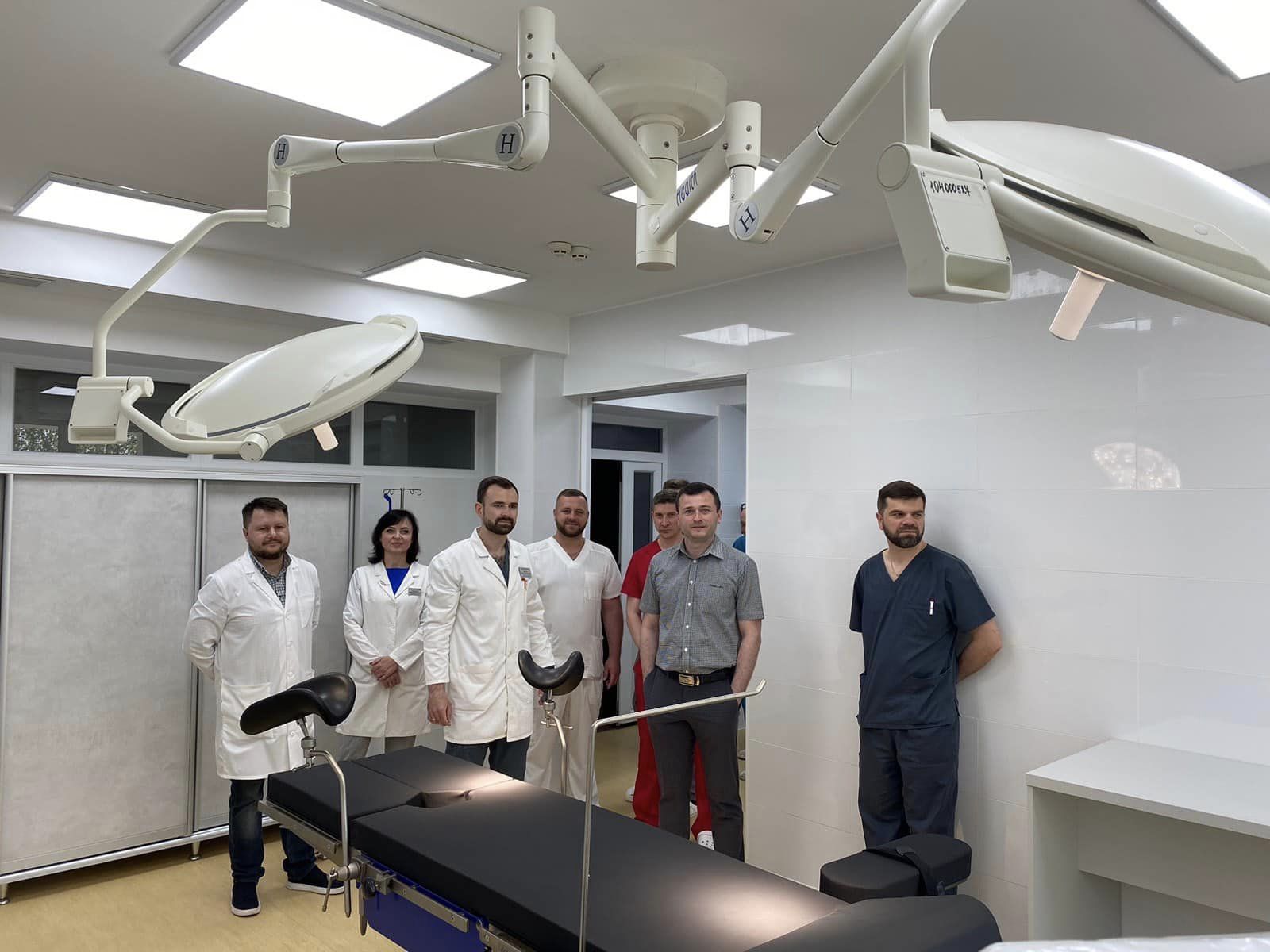 На зображенні може бути: 6 людей та лікарня