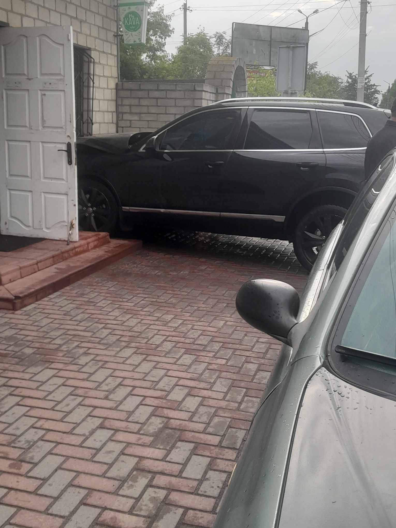 Новини Козятина - фото з У Козятині п’яний водій на Volkswagen протаранив Renault та врізався у магазин