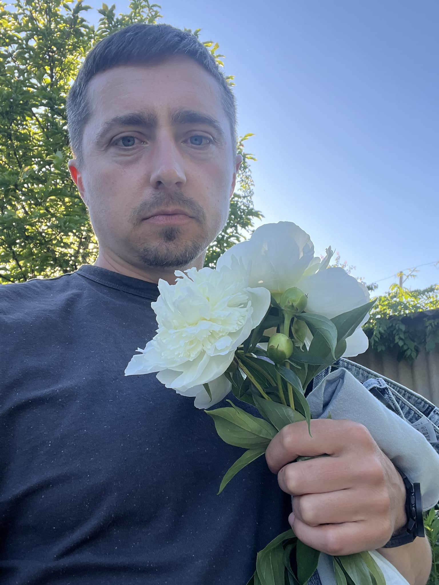 Возможно, это изображение 1 человек и пион