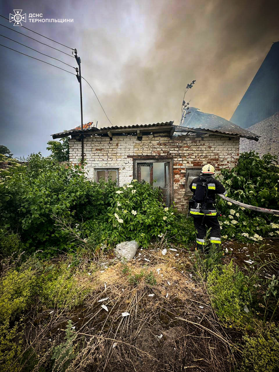 Новини Тернополя - фото з Рятувальники боролись з вогнем, який охопив житлову будівлю в Заліщиках На зображенні може бути: 1 особа, вогонь та текст