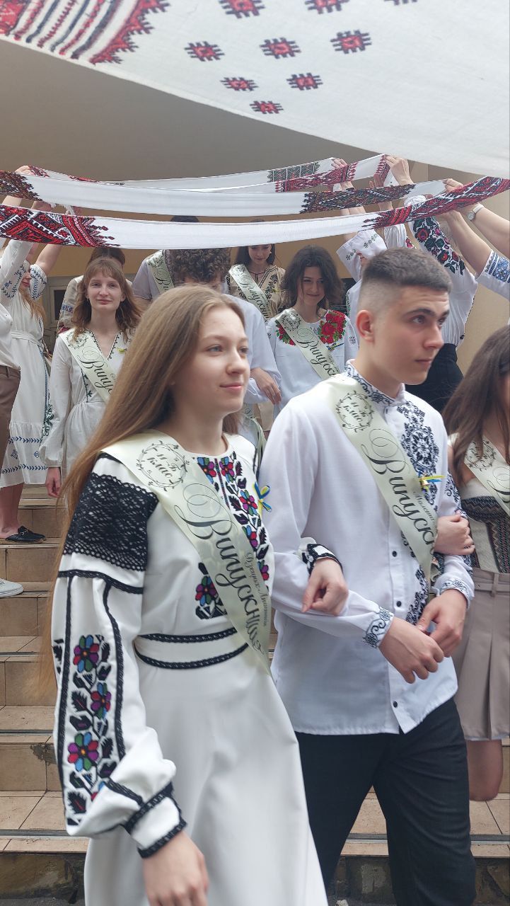 Новини Тернополя - фото з У школах Тернополя пролунав останній дзвоник: репортаж зі свята