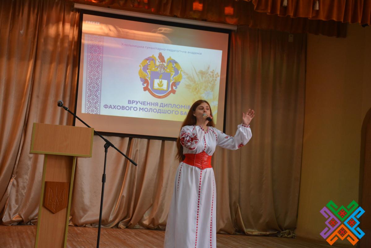 Новини Хмельницького - фото з У Хмельницькій гуманітарно-педагогічній академії відбувся випуск бакалаврів (ФОТО)