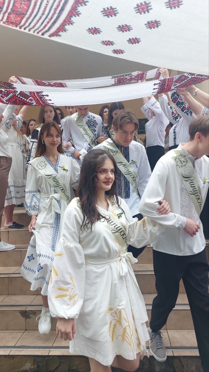 Новини Тернополя - фото з У школах Тернополя пролунав останній дзвоник: репортаж зі свята