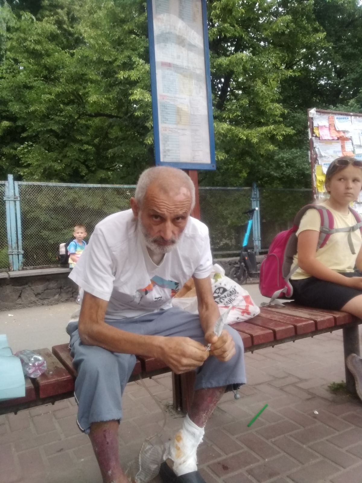 Новини Вінниці - фото з «У швидкій сказали, що зараз не -25, але як його лишити на вулиці...» Чи допомогли діду на зупинці?