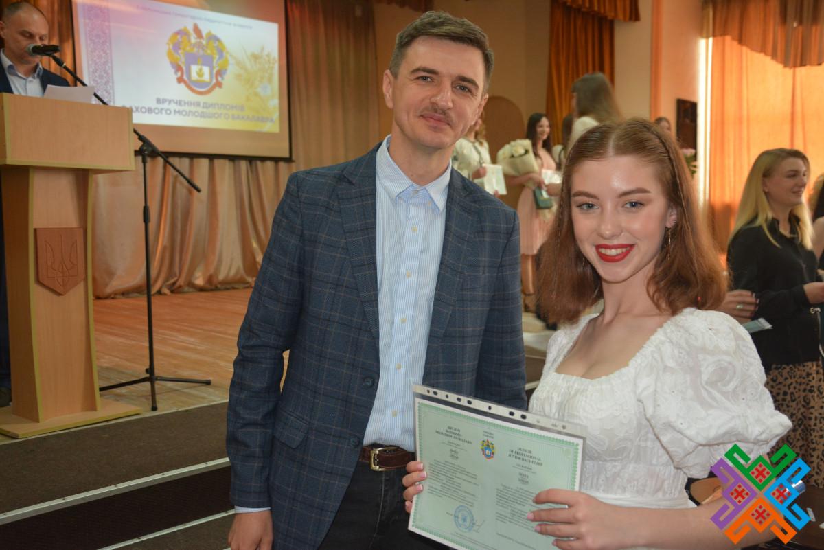 Новини Хмельницького - фото з У Хмельницькій гуманітарно-педагогічній академії відбувся випуск бакалаврів (ФОТО)