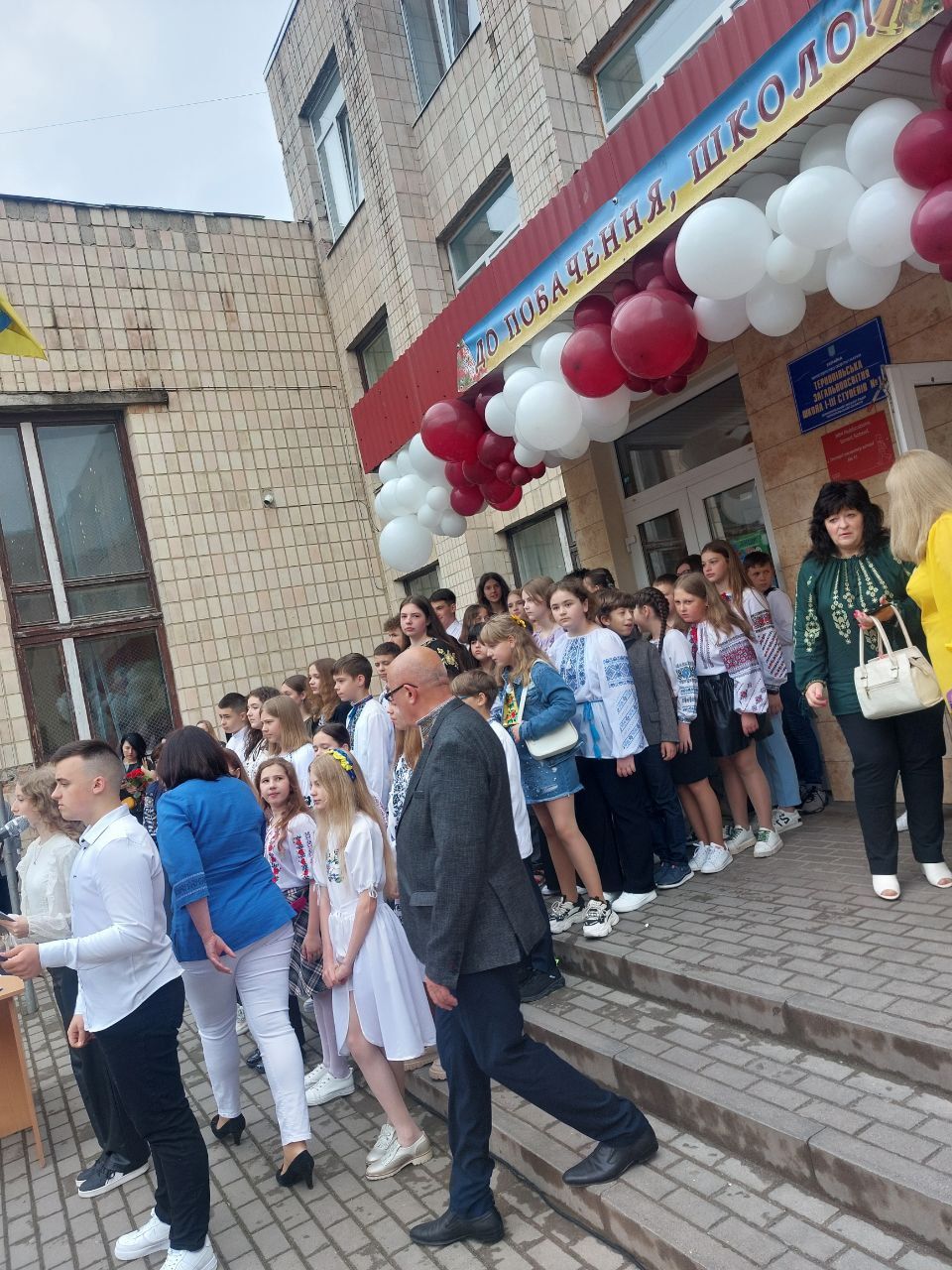 Новини Тернополя - фото з У школах Тернополя пролунав останній дзвоник: репортаж зі свята