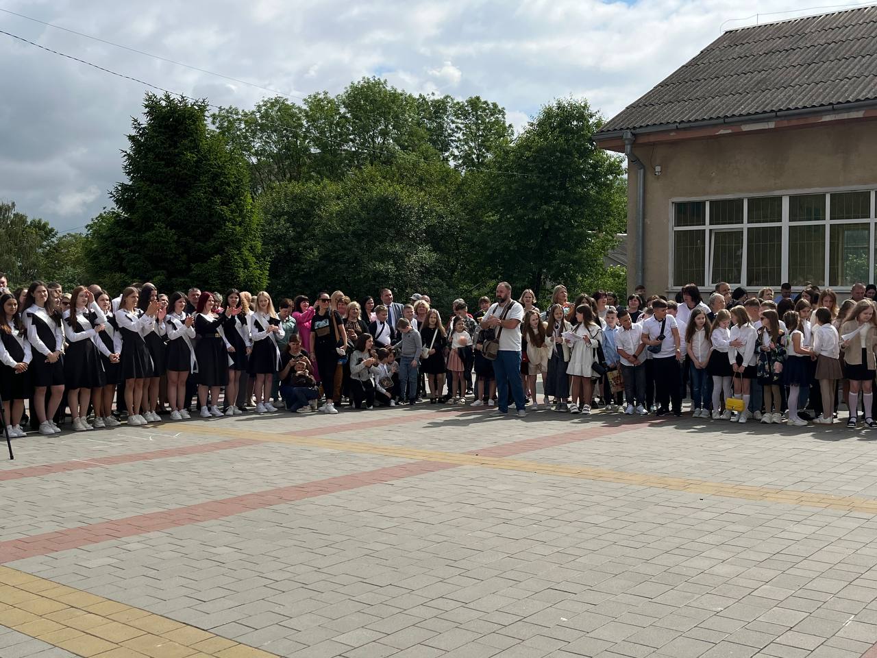 Новини Тернополя - фото з У школах Тернополя пролунав останній дзвоник: репортаж зі свята