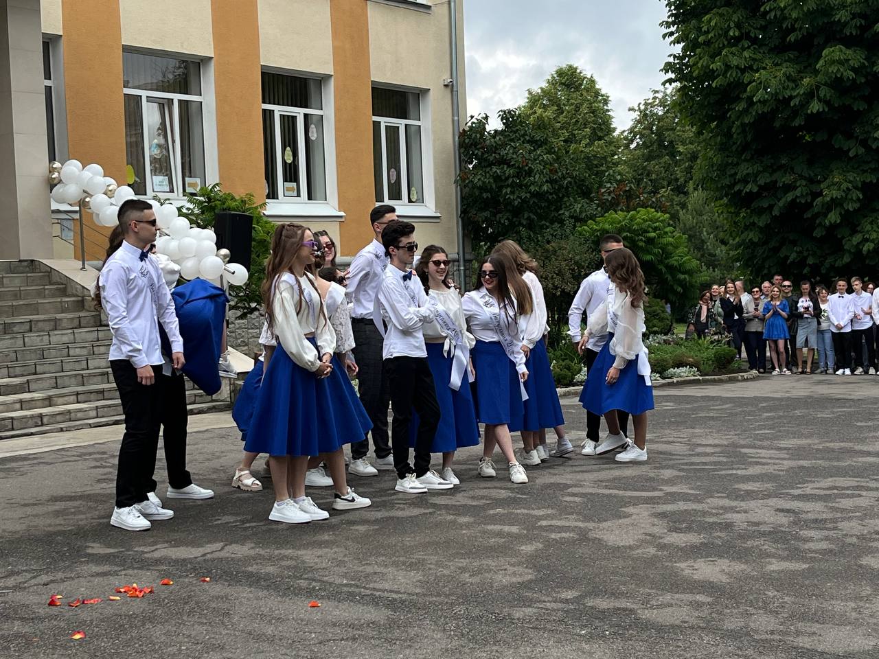 Новини Тернополя - фото з У школах Тернополя пролунав останній дзвоник: репортаж зі свята