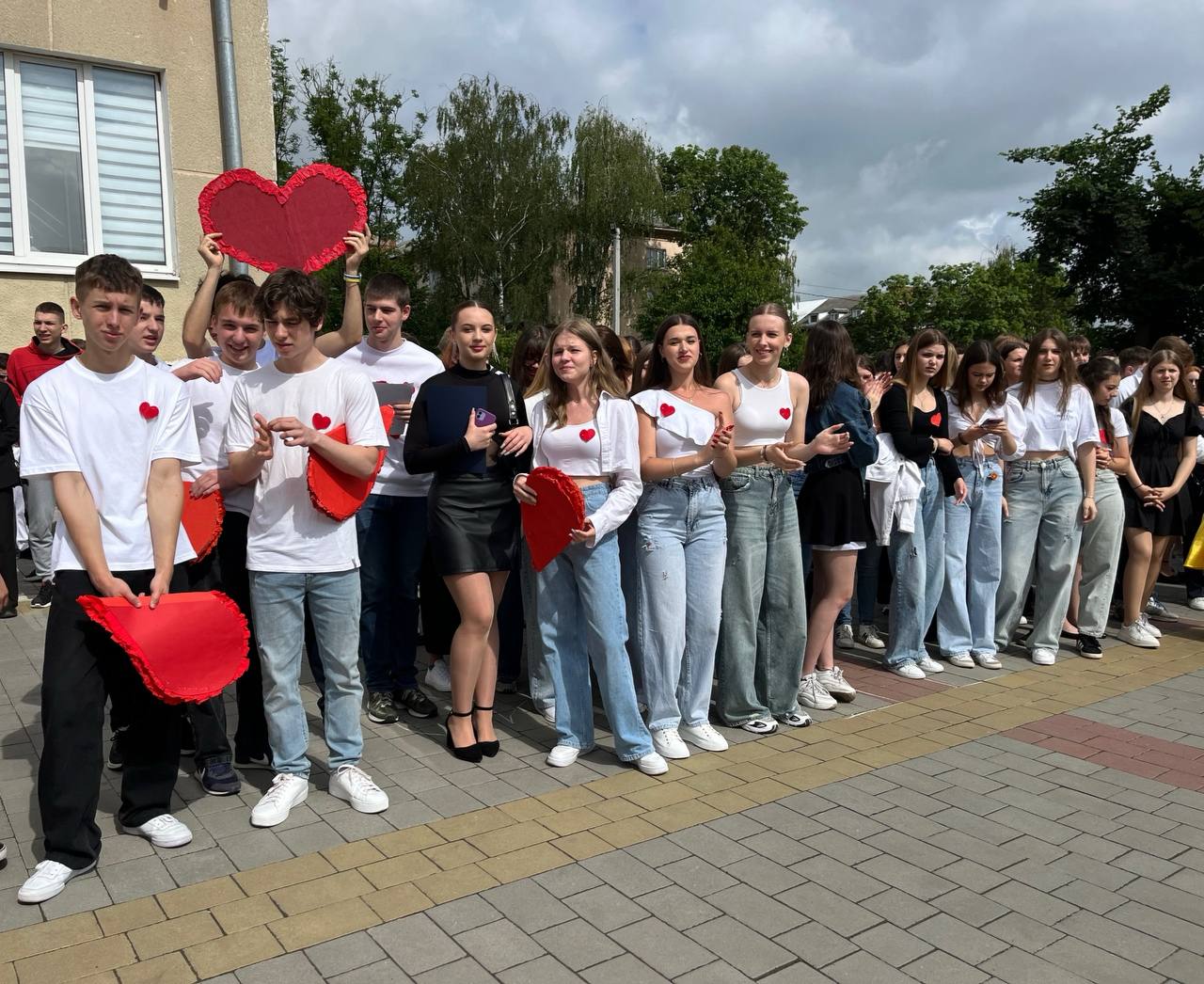 Новини Тернополя - фото з У школах Тернополя пролунав останній дзвоник: репортаж зі свята