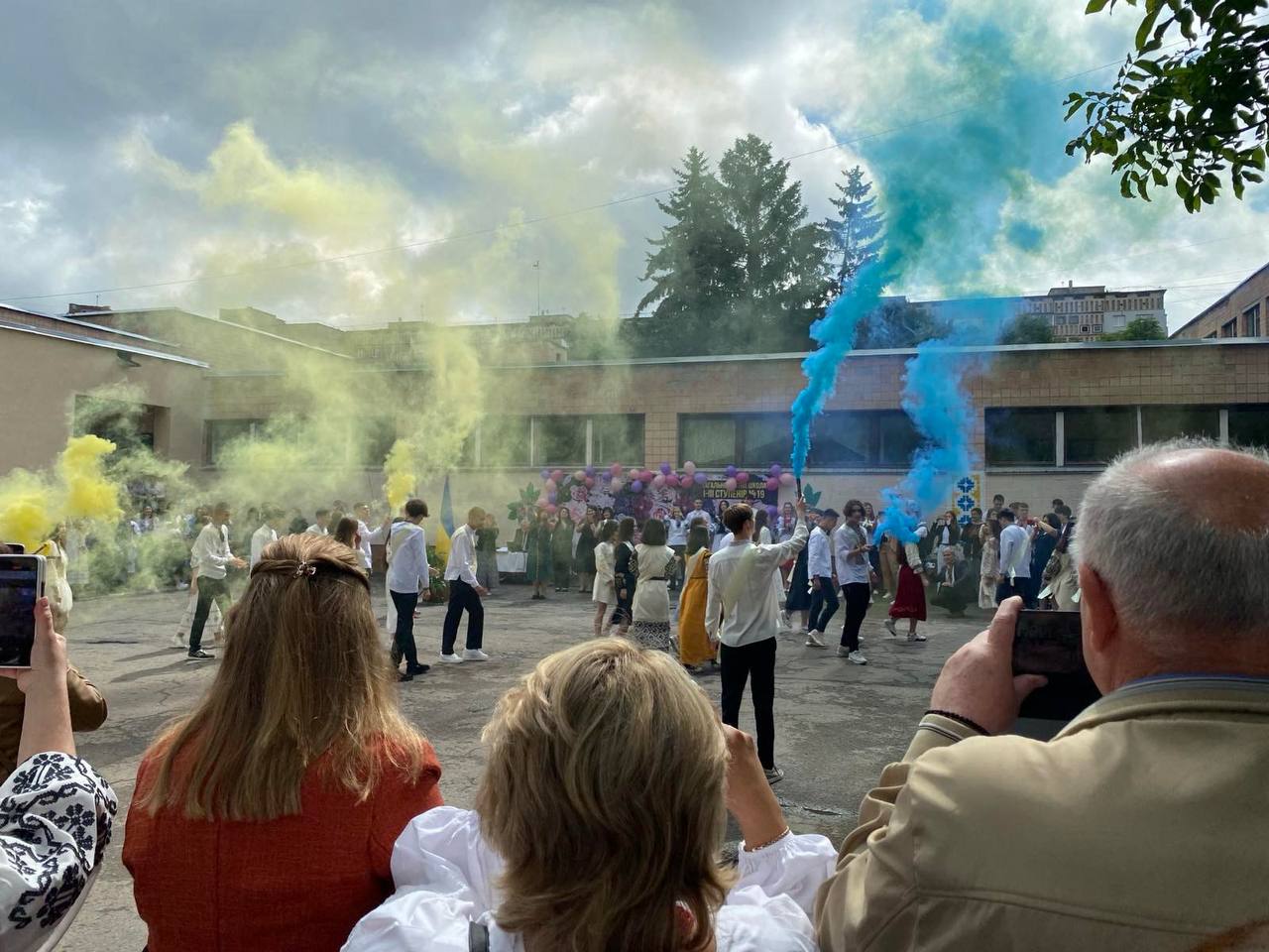 Новини Тернополя - фото з У школах Тернополя пролунав останній дзвоник: репортаж зі свята