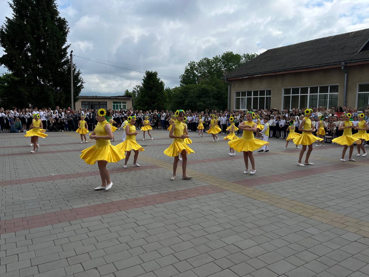 Новини Тернополя - фото з У школах Тернополя пролунав останній дзвоник: репортаж зі свята